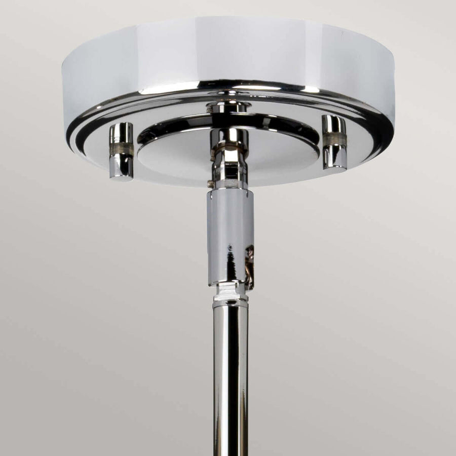 Détail de la rosace ronde en métal chromé fixée au plafond