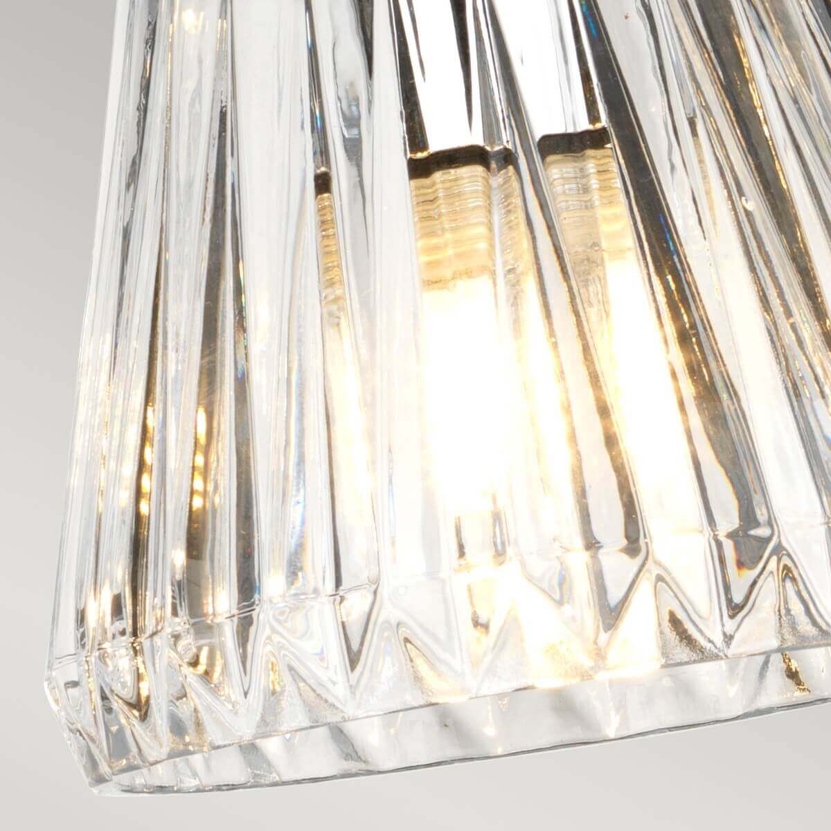 Détail du verre strié et du culot éclairé d'un abat-jour