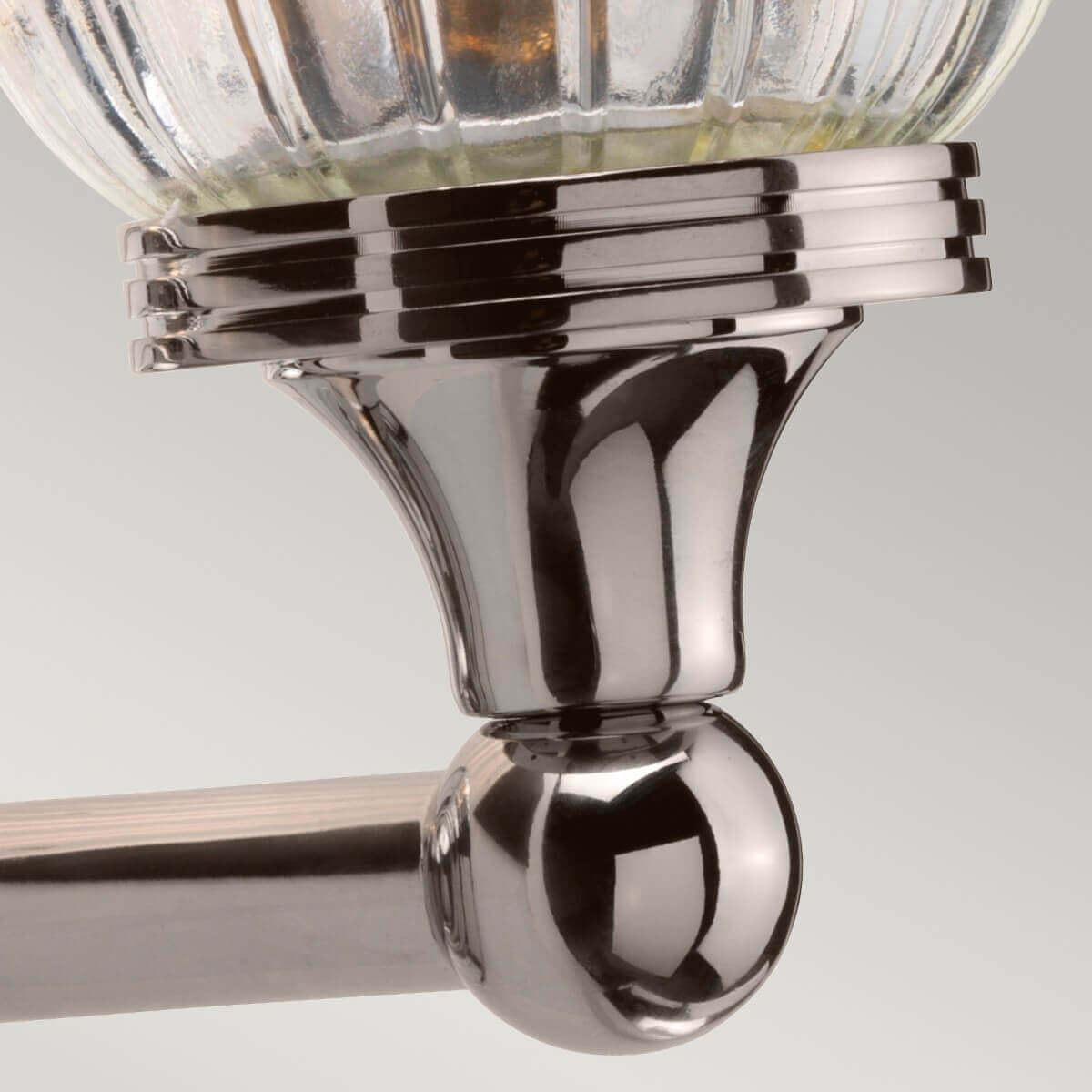 Détail du raccord métallique et de la sphère sous la coupe en verre