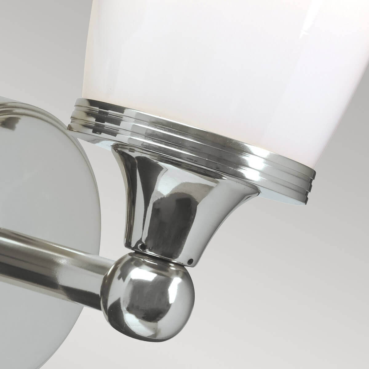 Détail du bras chromé, de la rotule et de la bague tenant le verre
