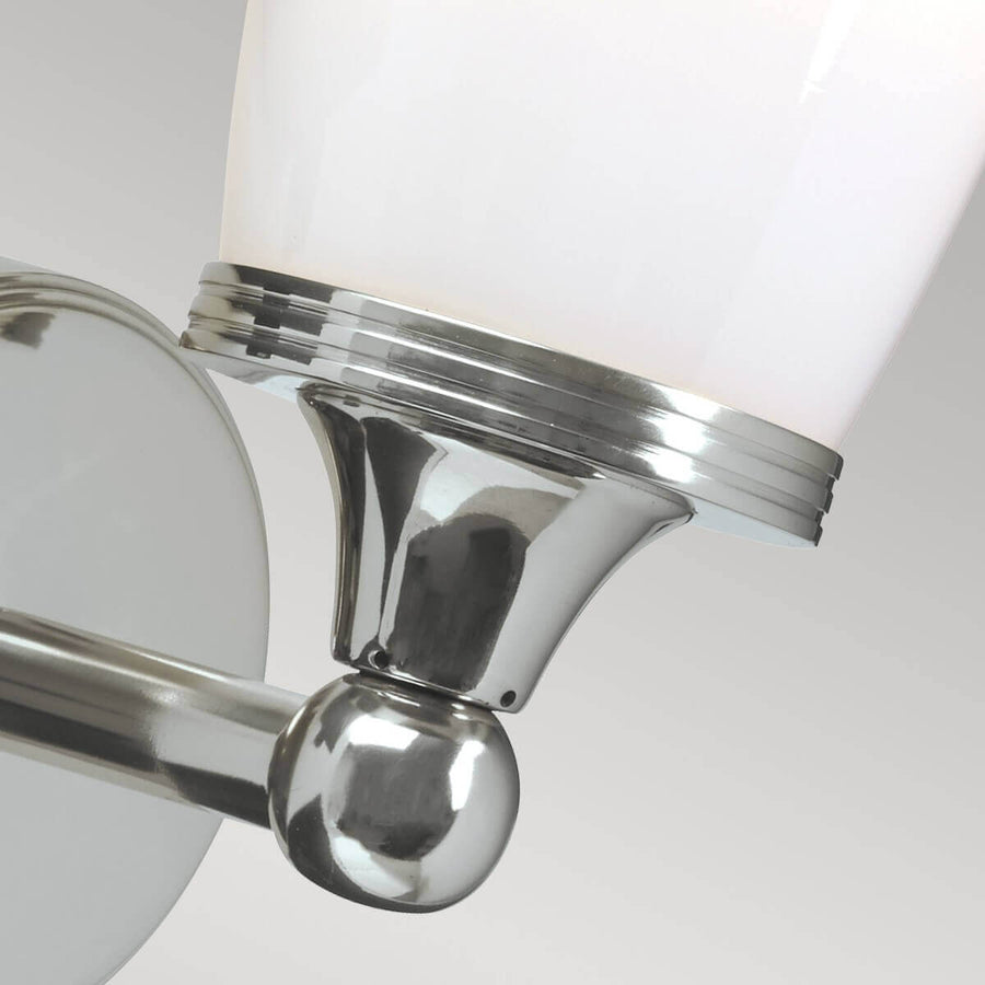 Détail du bras chromé, de la rotule et de la bague tenant le verre