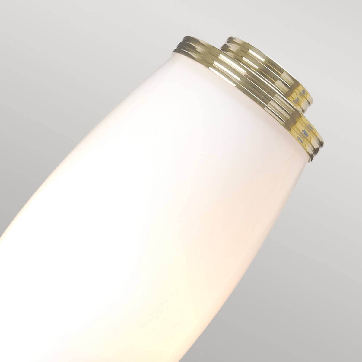 Gros plan sur le verre blanc et la bague filetée en laiton du diffuseur