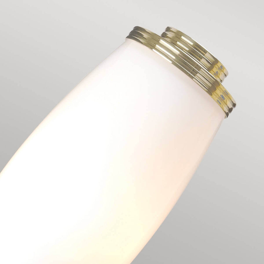 Gros plan sur le verre blanc et la bague filetée en laiton du diffuseur