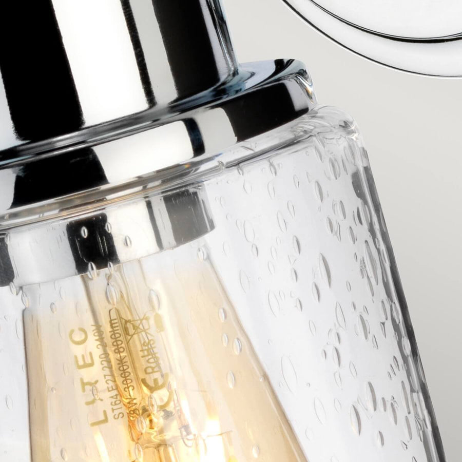 Vue rapprochée du verre bullé et de l'ampoule à filament doré