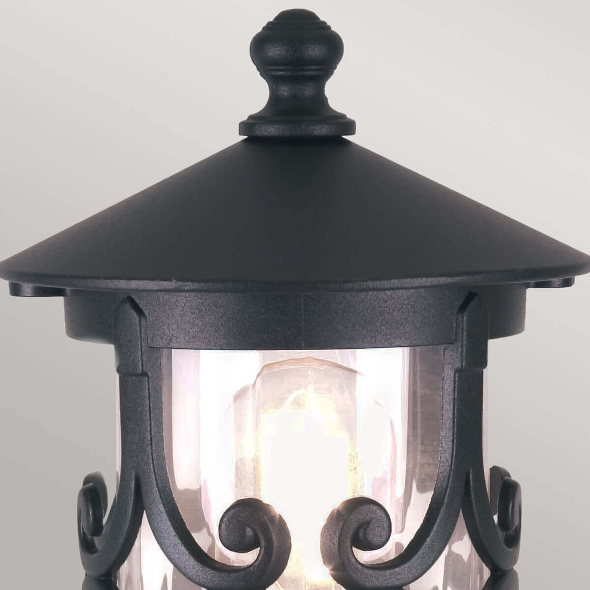 Détail du chapeau conique et de la finition martelée du métal noir