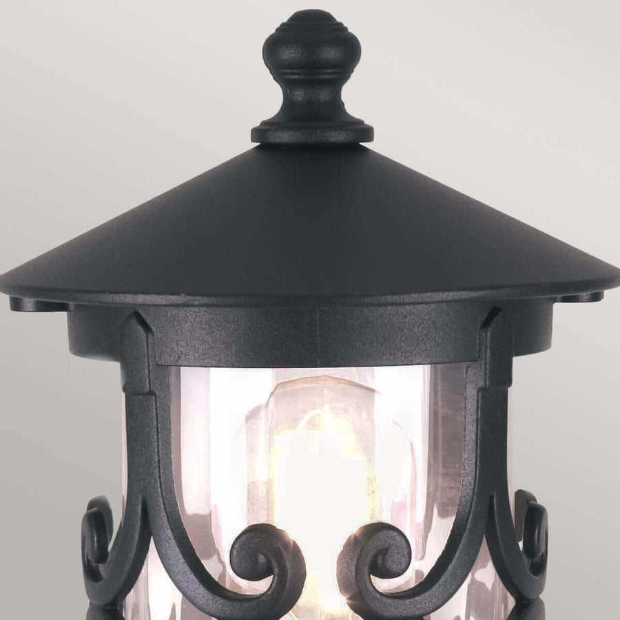 Détail du chapeau conique et de la finition martelée du métal noir