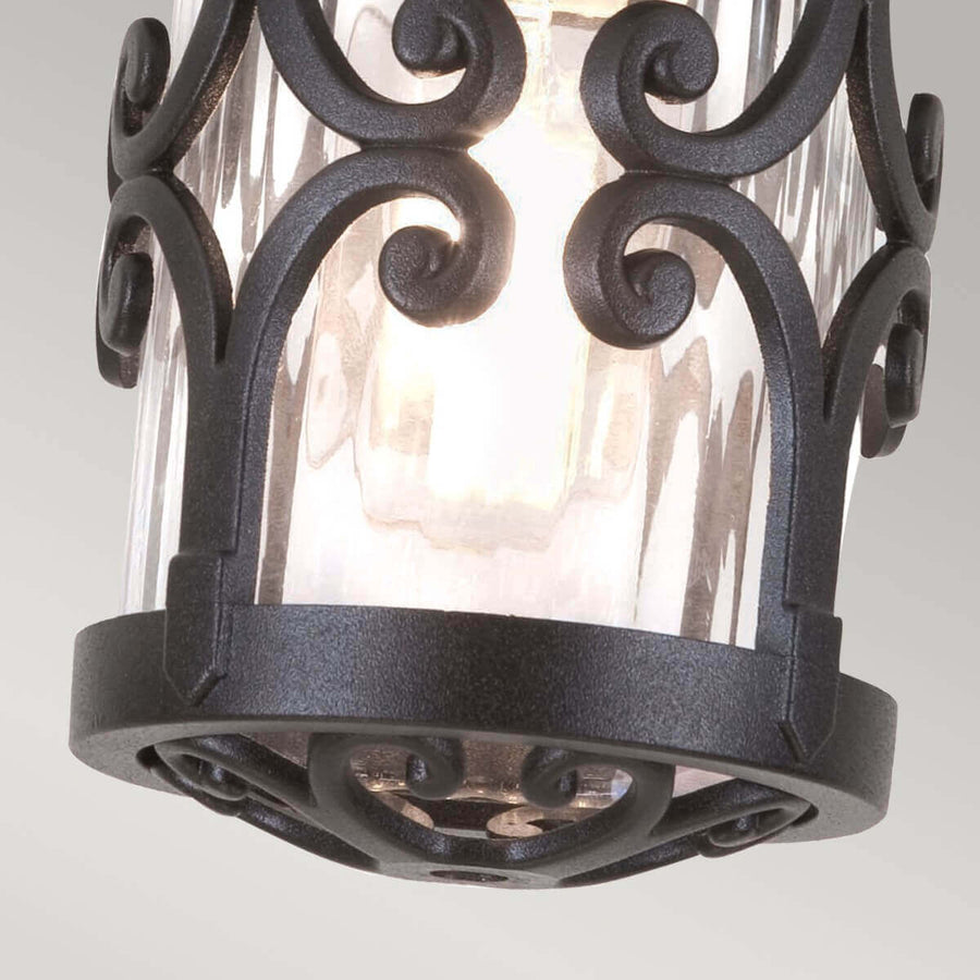 Détail du bas du luminaire, bague métallique et verre strié rétroéclairé