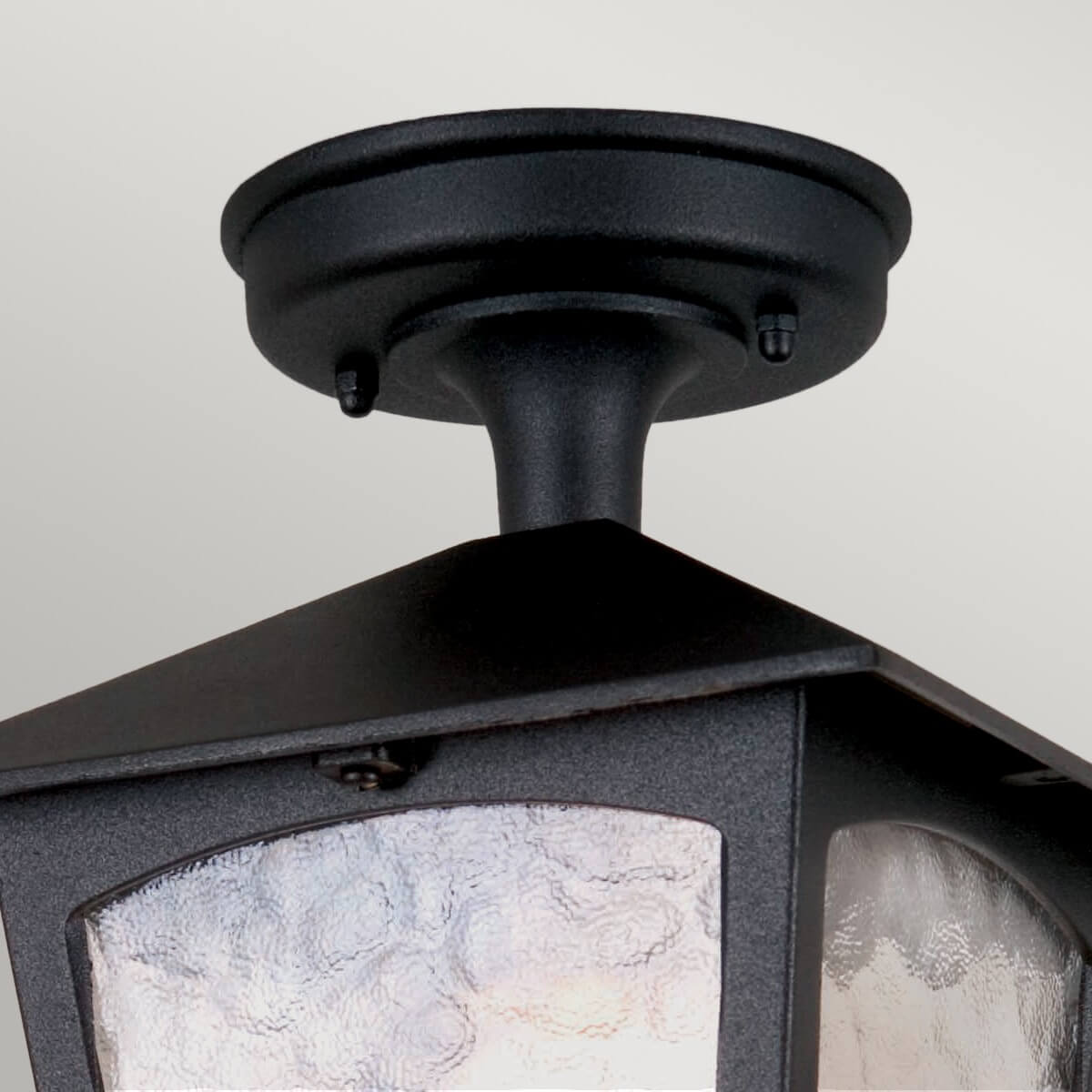 Détail de la fixation au plafond, platine ronde noire et courte tige