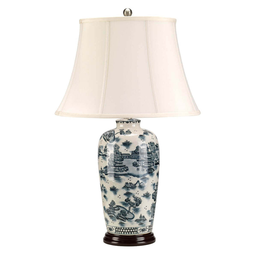 Même lampe vue de face, mettant en valeur l'abat-jour blanc et la base décorée.