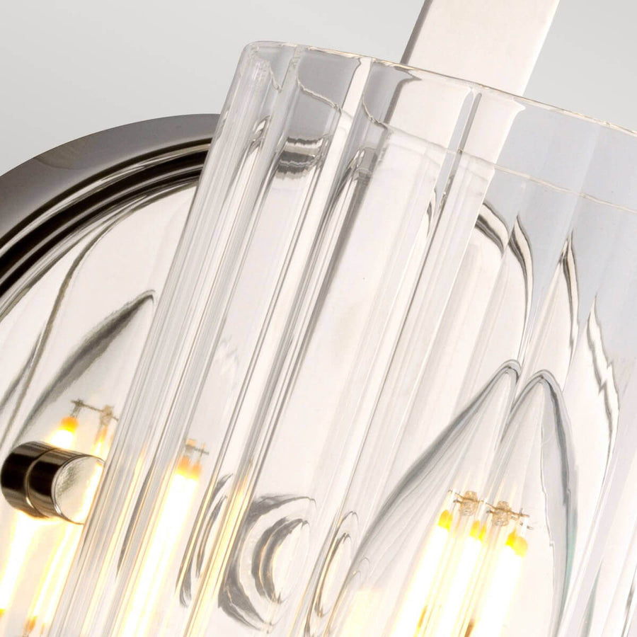 Détail rapproché du verre strié laissant voir les filaments de l'ampoule