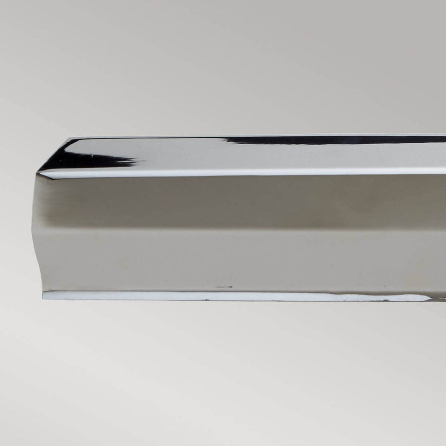 Gros plan sur l'extrémité du tube rectangulaire réfléchissant en nickel poli.