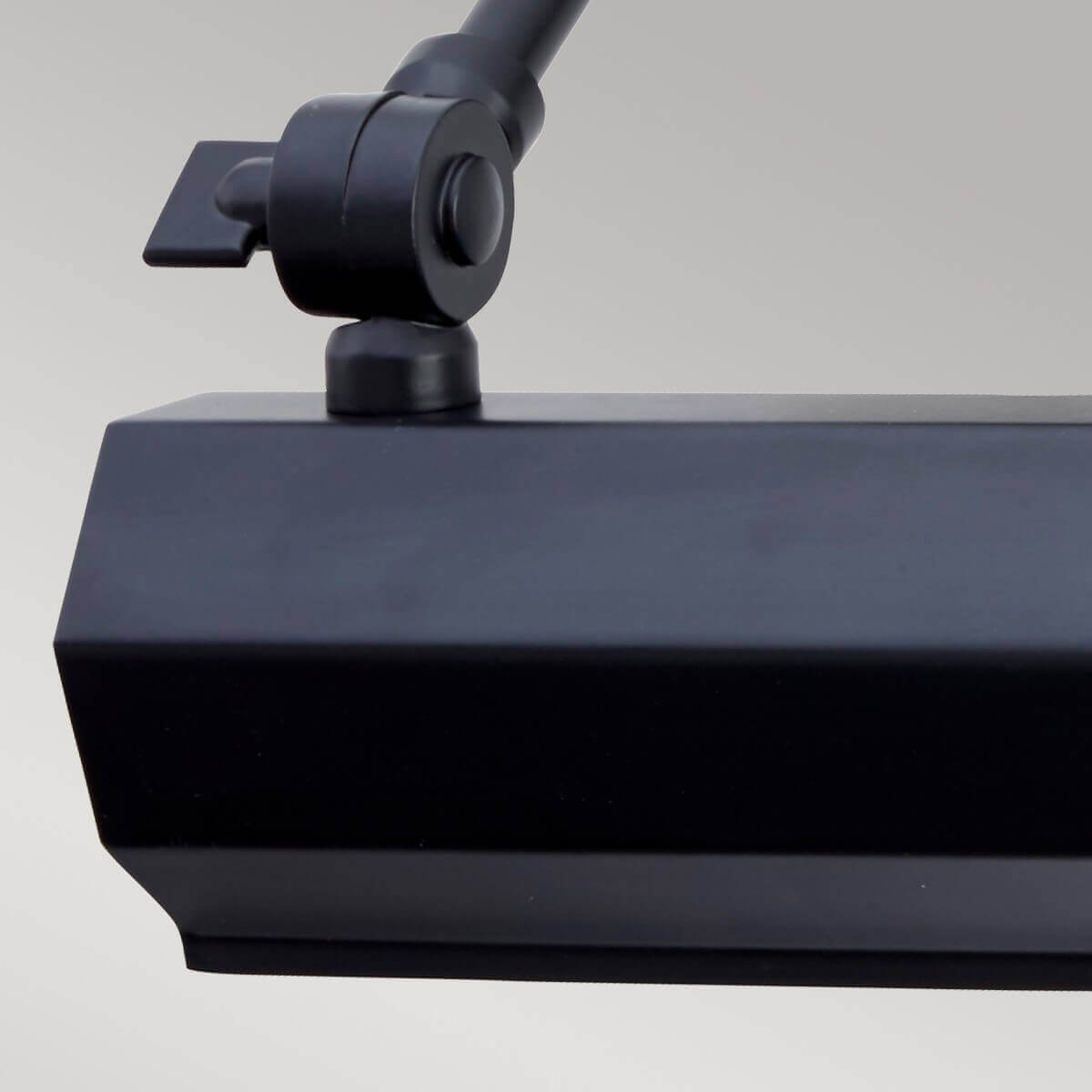 Détail de la fixation de la tête et du joint d'orientation en métal noir