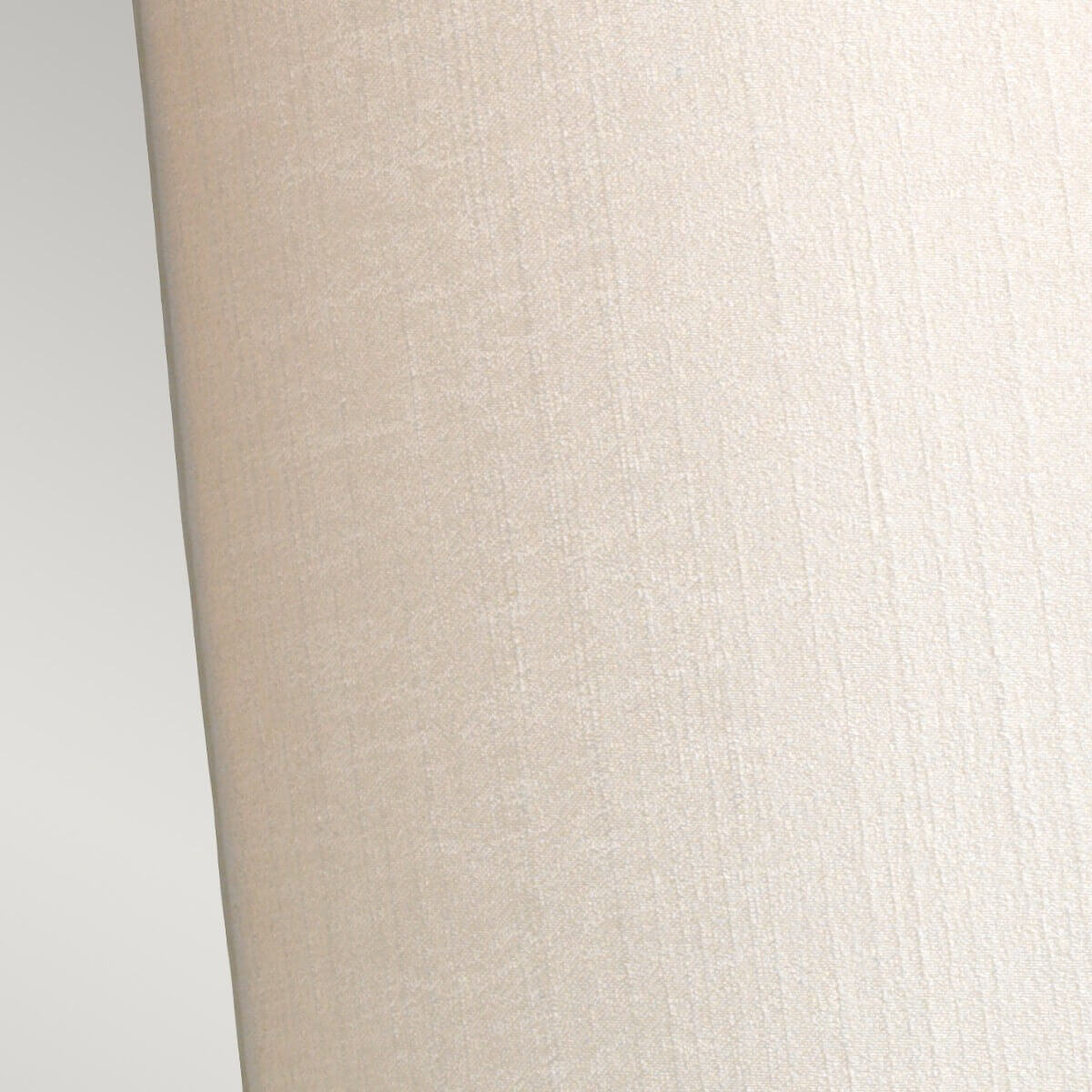 Détail rapproché du tissu texturé beige et de la courbure de l'abat-jour.