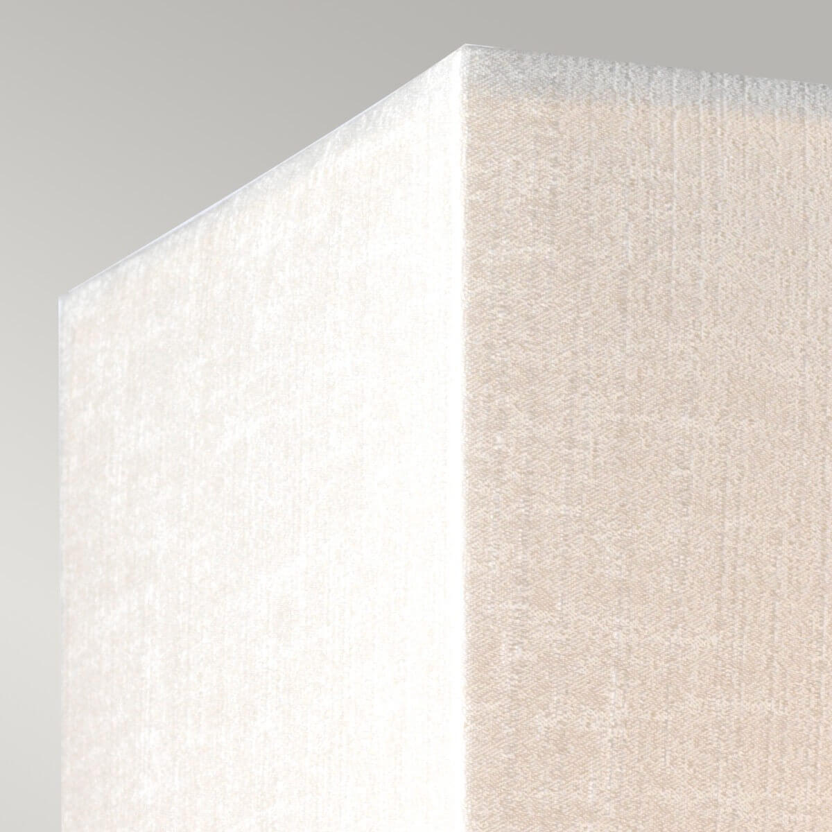 Détail du coin supérieur de l'abat-jour en tissu crème et son liseré clair