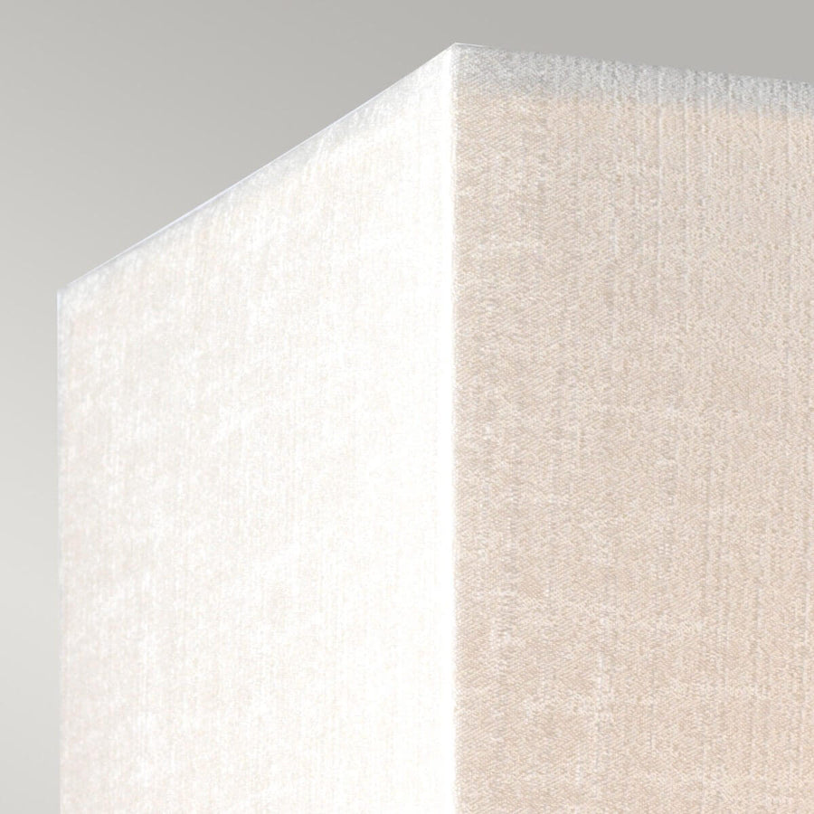 Détail du coin supérieur de l'abat-jour en tissu crème et son liseré clair