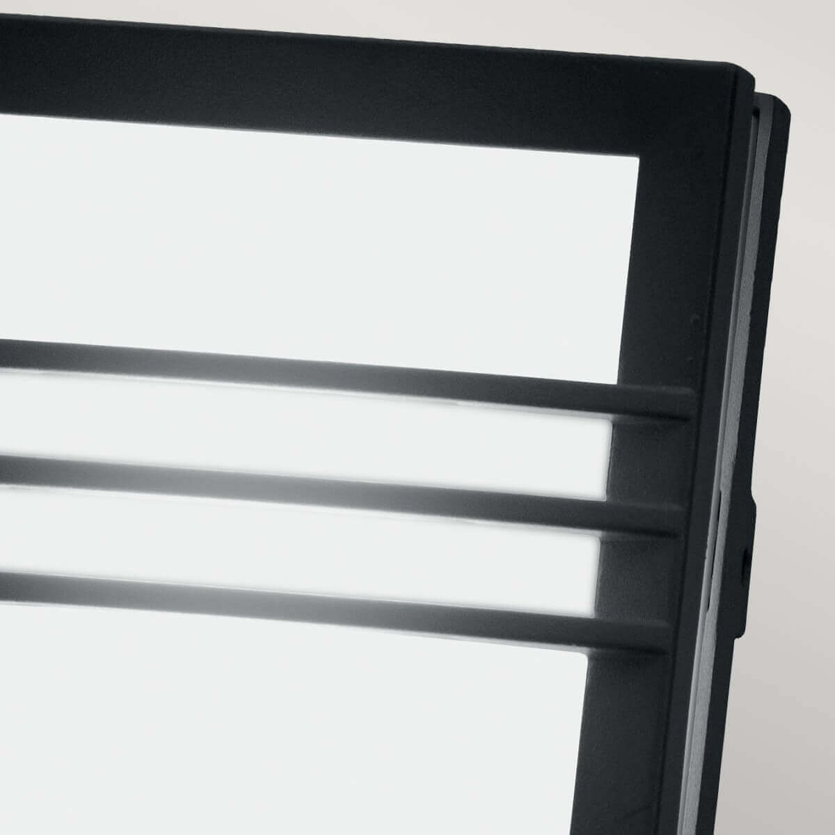 Gros plan de l'angle supérieur droit, cadre anthracite et diffuseur blanc dépoli