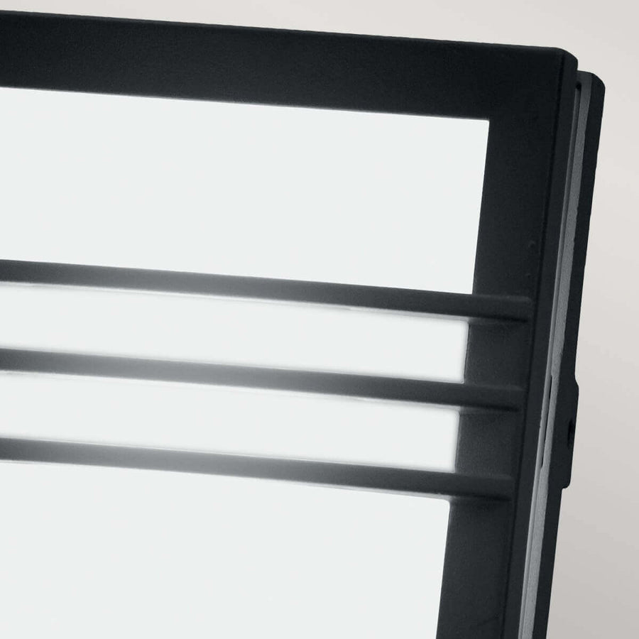 Gros plan de l'angle supérieur droit, cadre anthracite et diffuseur blanc dépoli