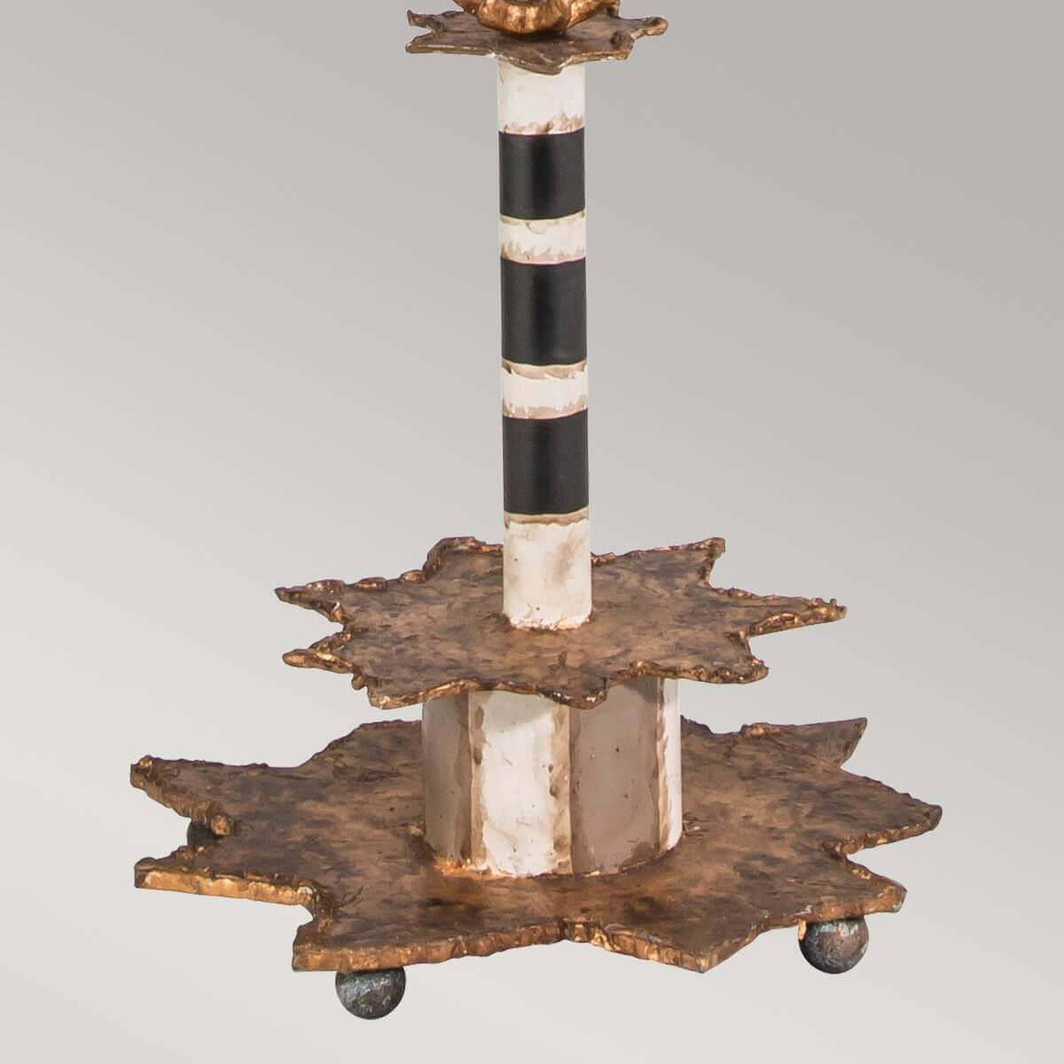 Détail de la base métallique étoilée et du fût noir et blanc