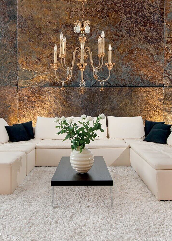 Mise en ambiance dans un salon avec canapé blanc et mur texturé doré.