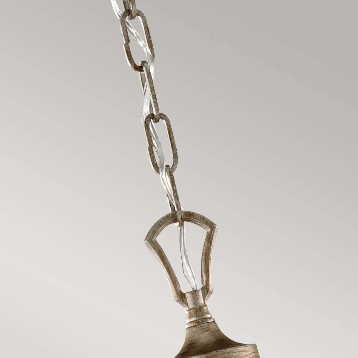 Détail de la chaîne de suspension et du raccord au plafond avec câble transparent