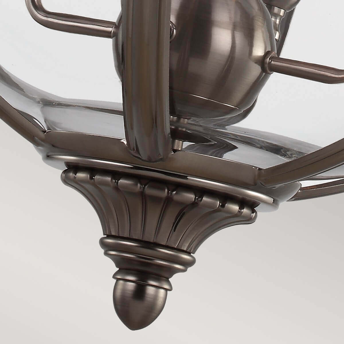 Bas du luminaire : collerette festonnée, pointe décorative et verre transparent