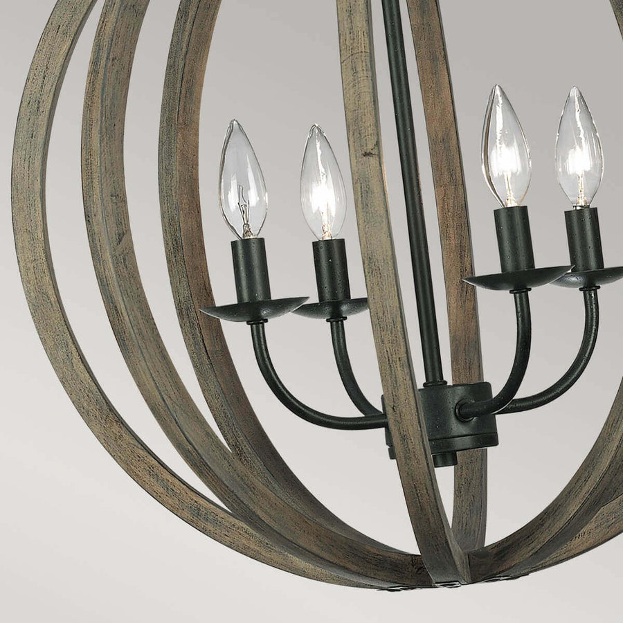 Détail des quatre douilles et ampoules bougies à l'intérieur du cercle en bois.