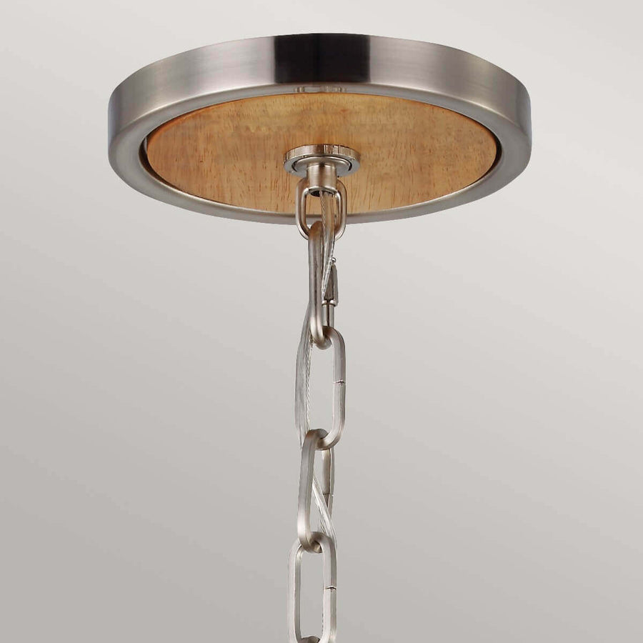 Détail de la rosace métallique fixée au plafond, chaîne et anneau de suspension.