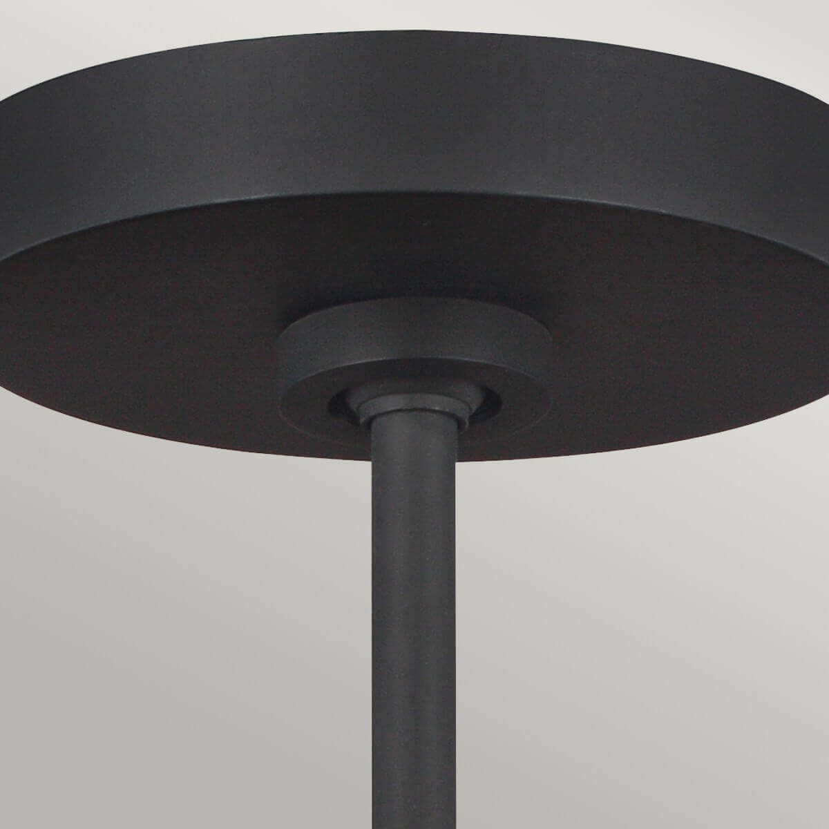 Gros plan du pavillon de plafond rond fixé à la tige noire