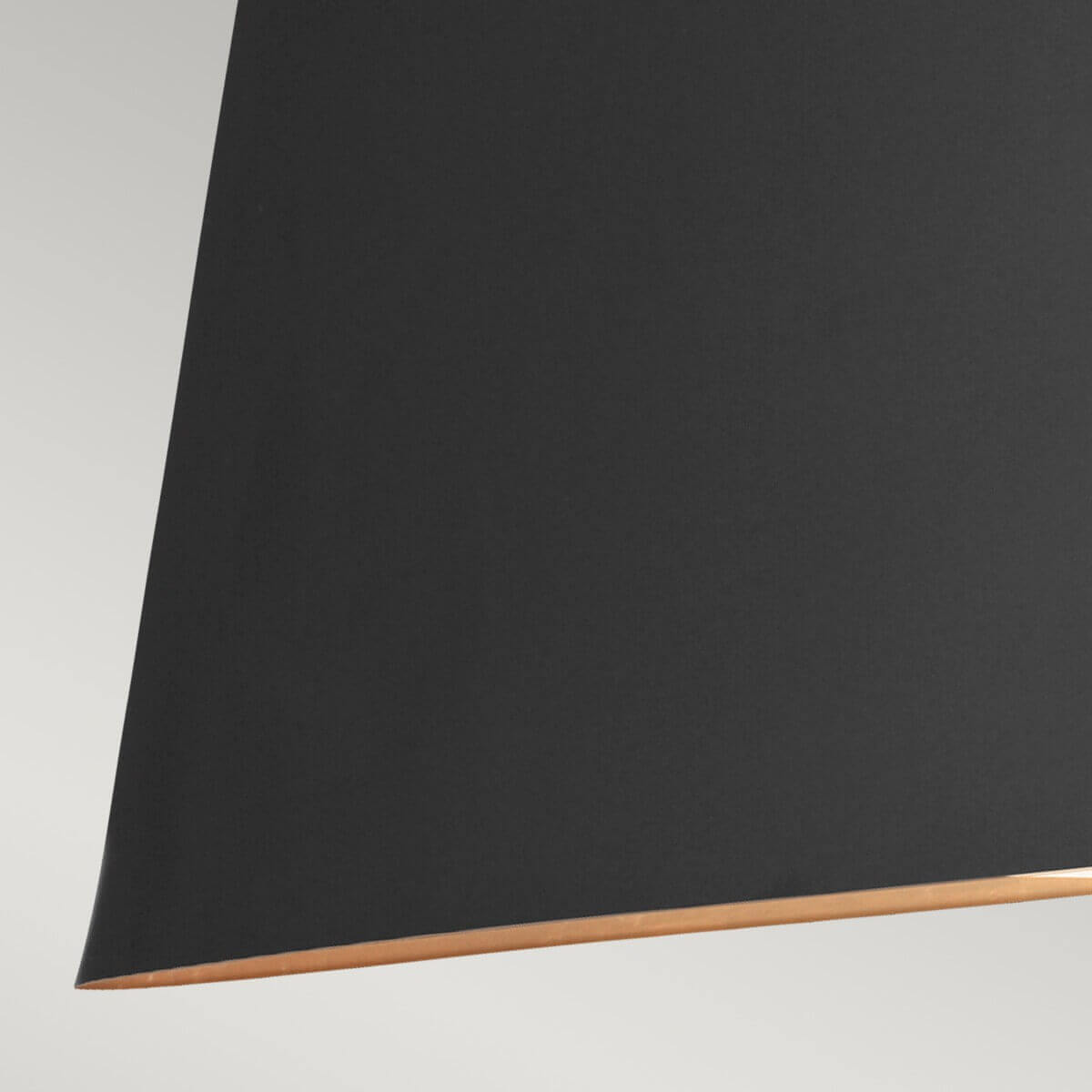 Détail du bord du diffuseur noir révélant l'intérieur doré
