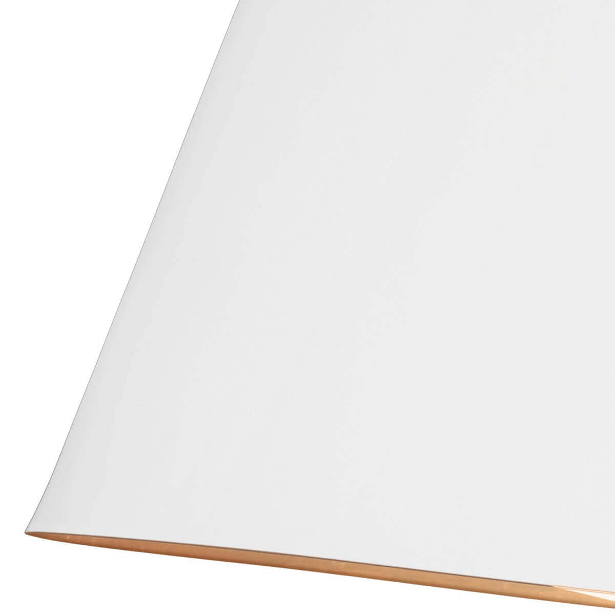 Détail du bord inférieur de l'abat-jour blanc mat avec liseré bois clair