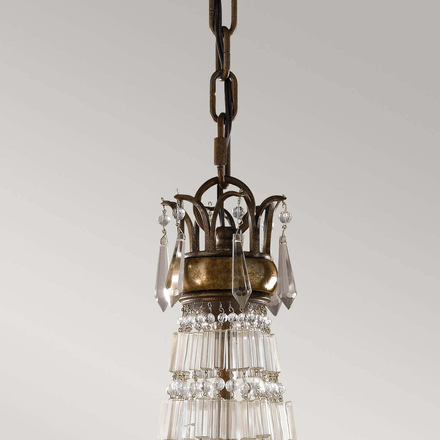 Détail du sommet : chaîne, couronne de bronze et pendants de cristal