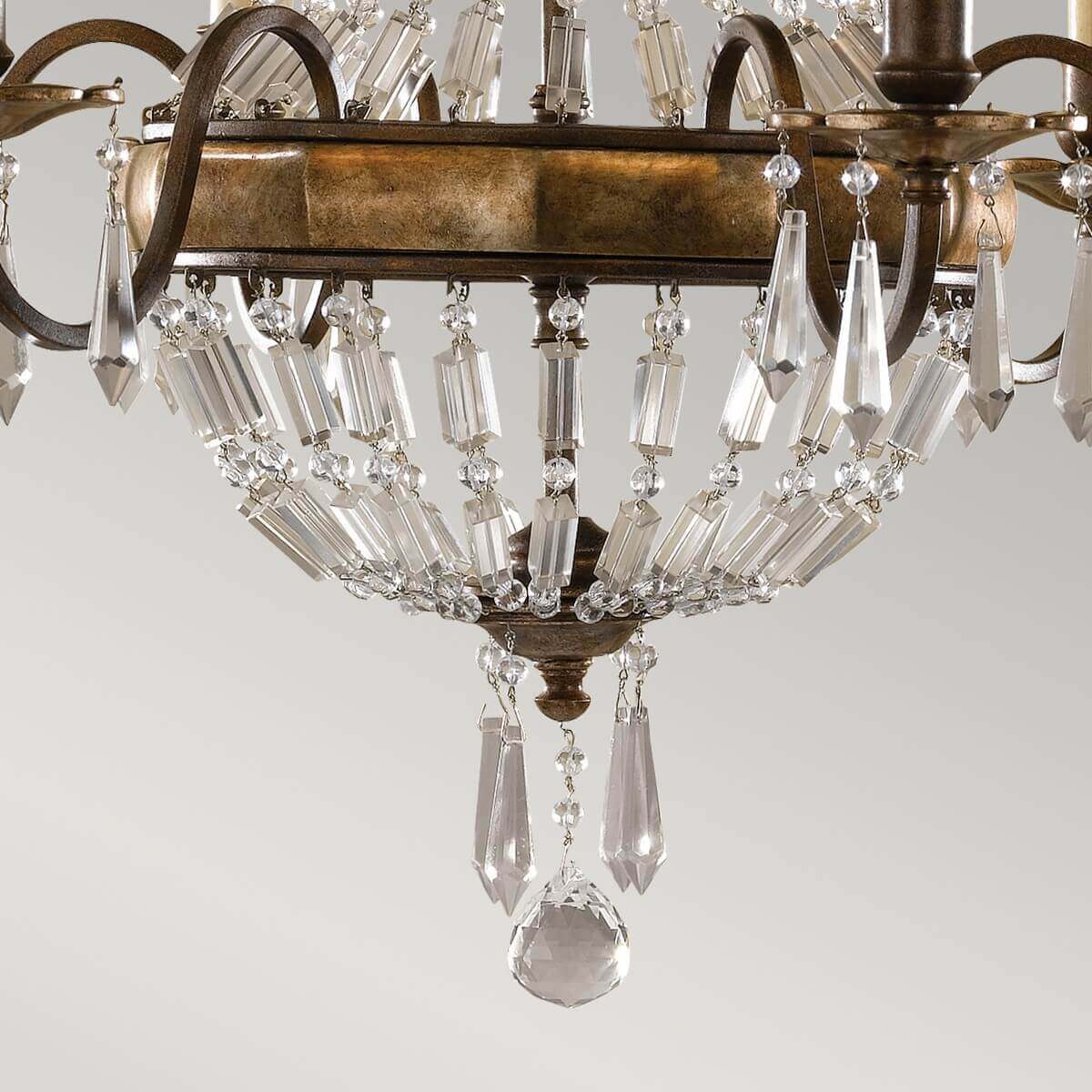 Détail de la coupole inférieure avec gouttes de cristal et boule facettée