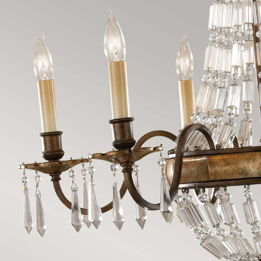 Détail des bras, douilles à bougies et pendants de cristal sous les coupelles