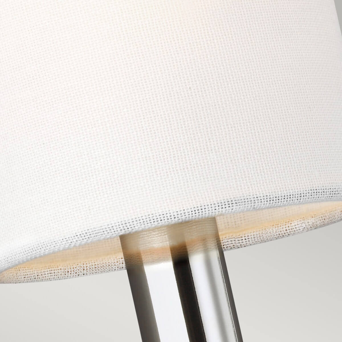 Gros plan sur la texture de l'abat-jour en tissu blanc éclairé de l'intérieur