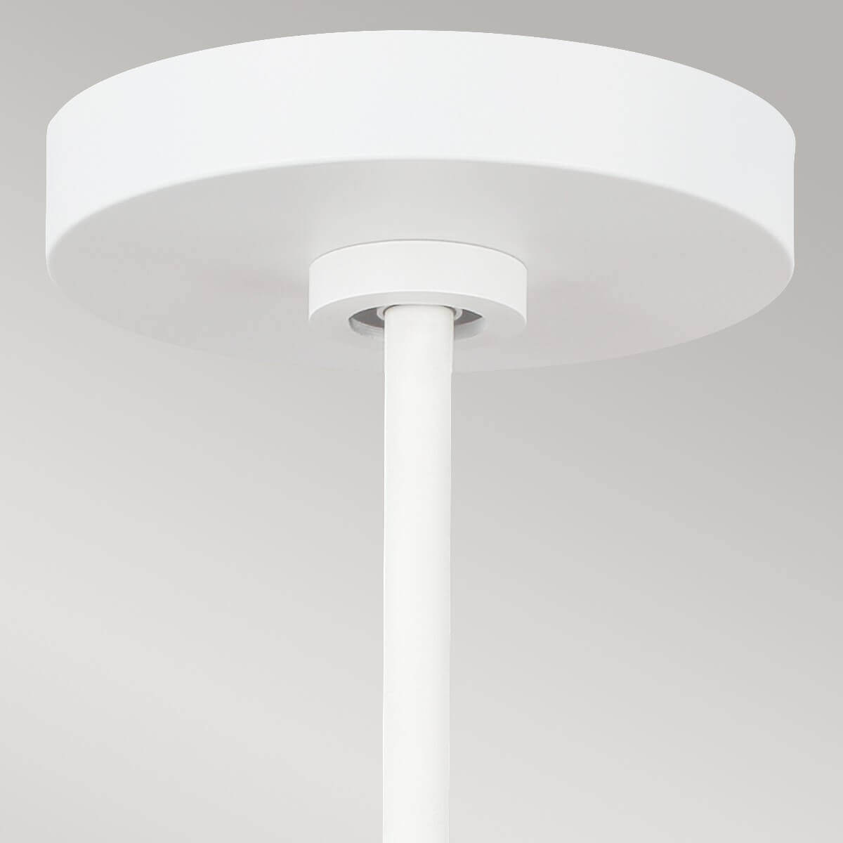 Détail du pavillon de fixation blanc au plafond et de la tige