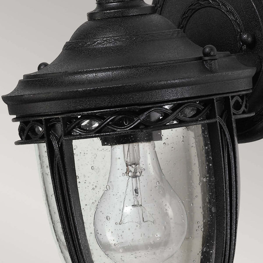 Gros plan sur la finition noire texturée et le verre couvert de gouttelettes.