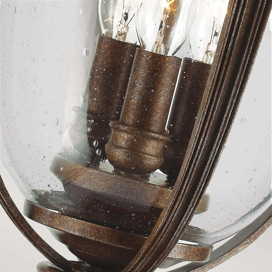 Détail intérieur montrant les douilles et les ampoules à filament sous le verre.