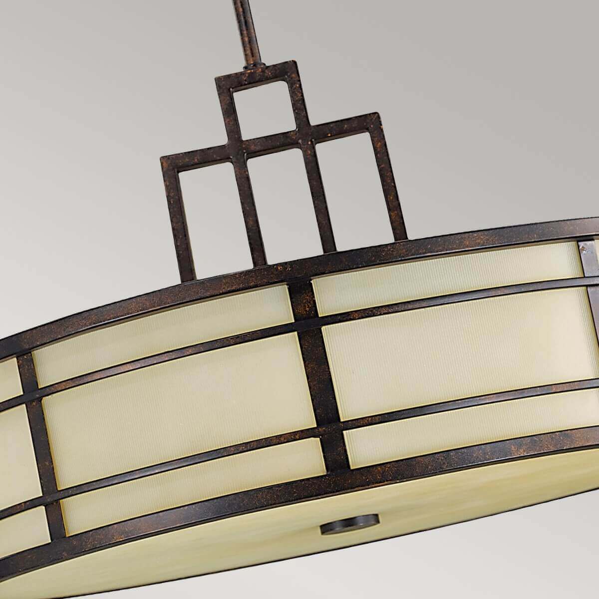 Détail du cadre métallique et des panneaux de verre dépoli.
