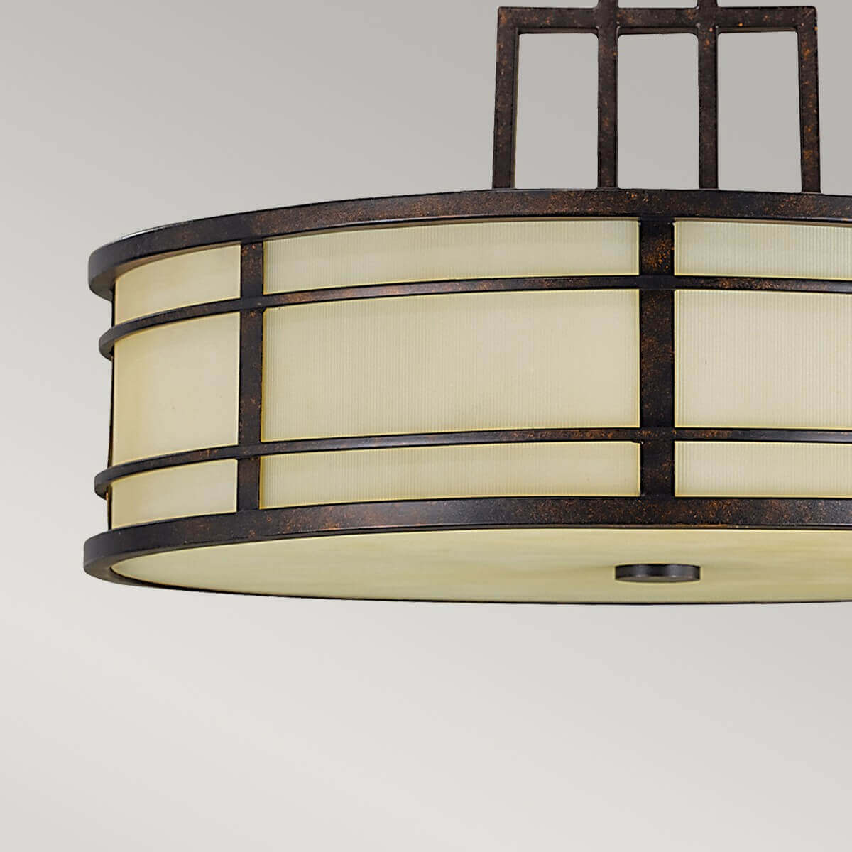 Profil bas de l'abat-jour cylindrique avec grille métallique et diffuseur.