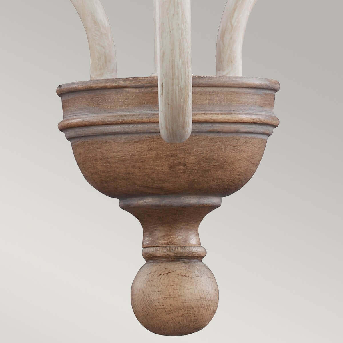 Détail de l'élément central inférieur, bois vieilli et boule en bois sculpté.