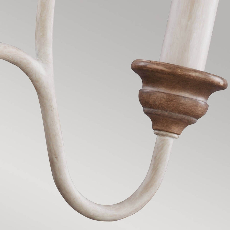 Détail d'un bras courbe et de la douille, finition blanc cassé et bois brun.