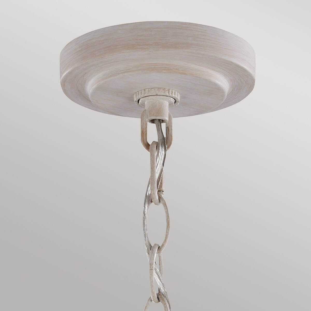 Détail du pavillon de plafond blanc vieilli avec chaîne métallique et câble électrique.