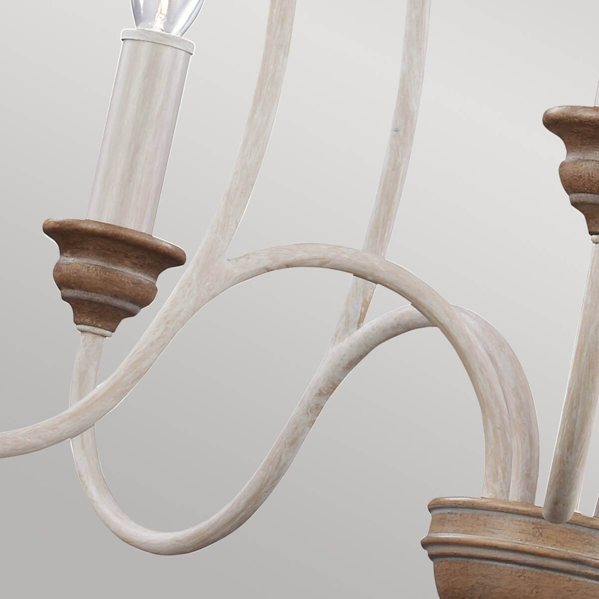 Détail d'un bras recourbé blanc et de la douille en bois soutenant une ampoule.