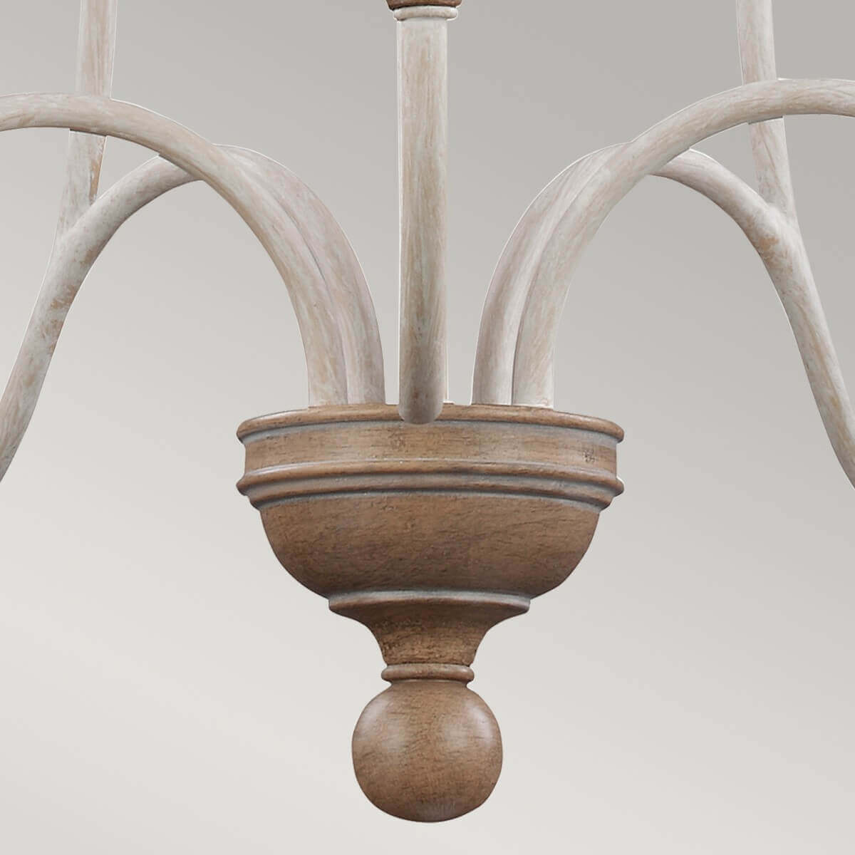 Vue rapprochée du bas du lustre avec coupelle en bois et boule de finition.