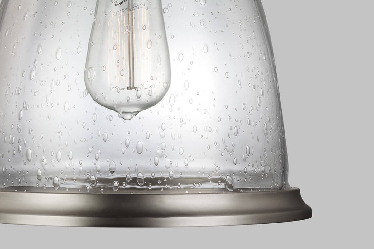 Gros plan sur le verre soufflé parsemé de bulles et son cerclage métallique
