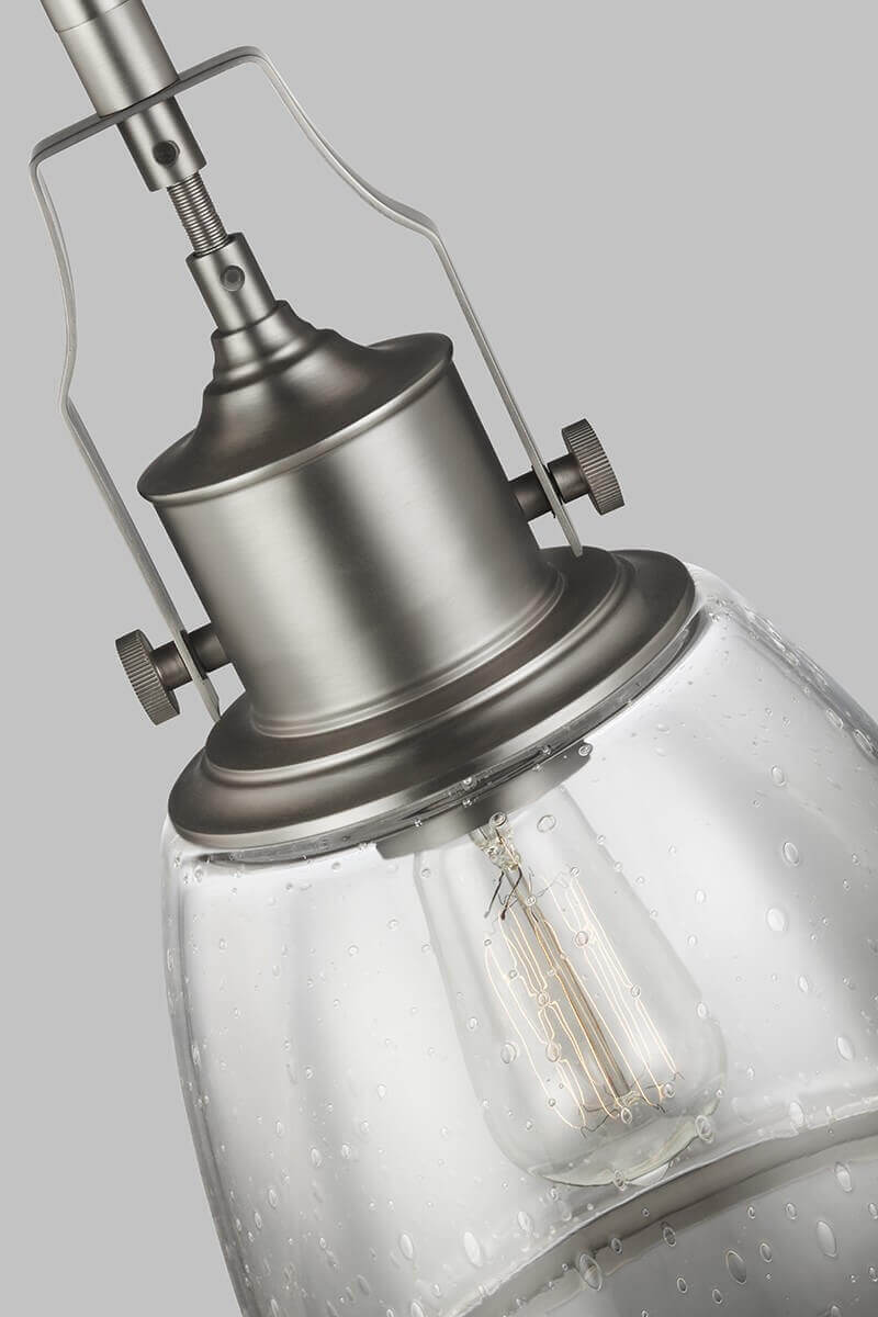 Détail du support métallique, vis moletées et douille laiton avec ampoule apparente