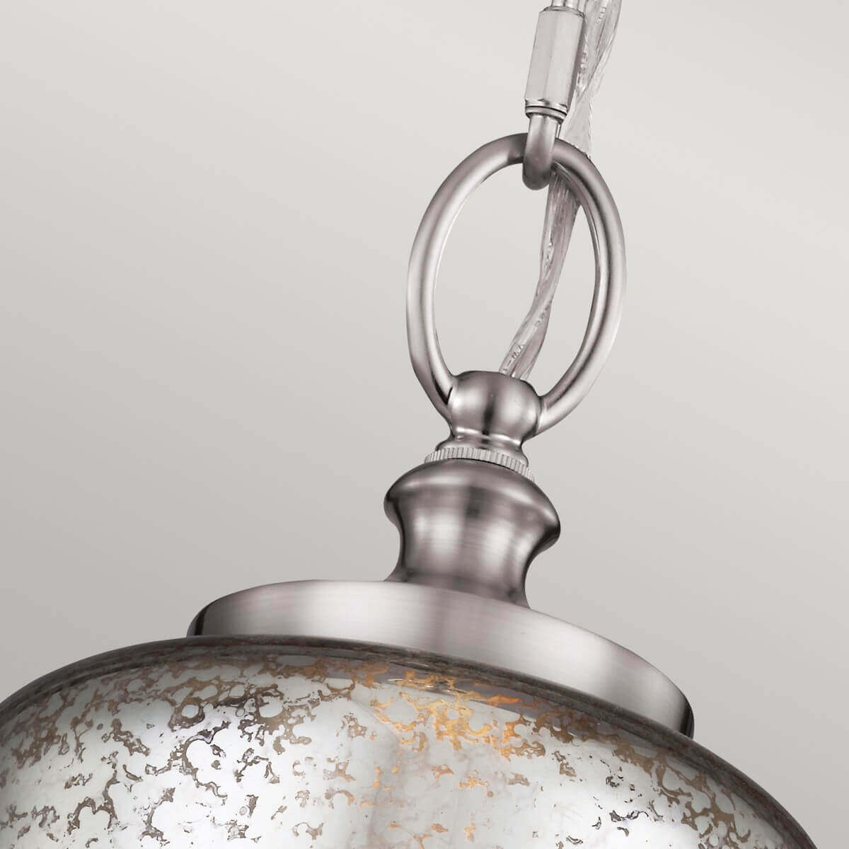 Gros plan sur l'anneau et la collerette reliant la chaîne au verre