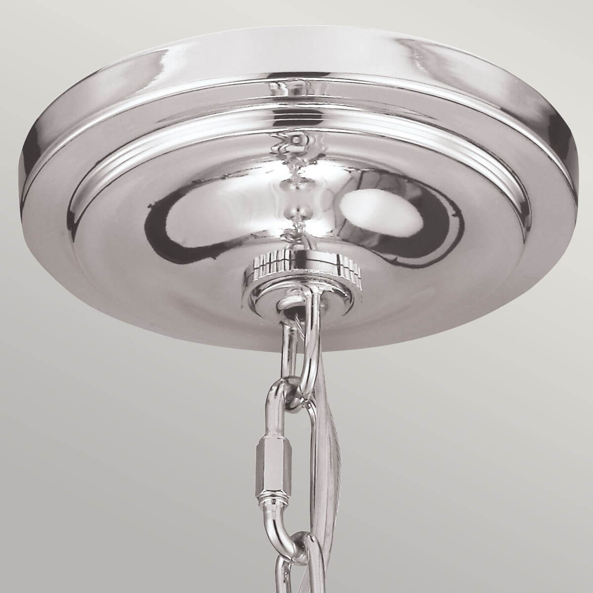 Détail du cabochon de plafond en nickel poli et de la chaîne