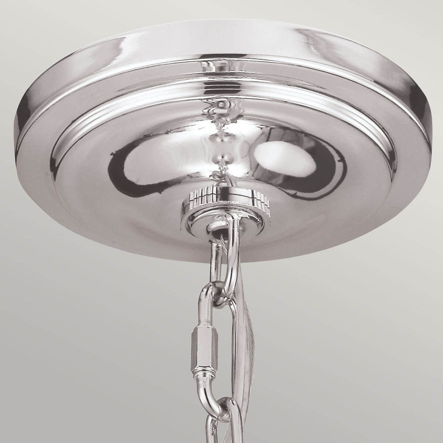 Détail du cabochon de plafond en nickel poli et de la chaîne