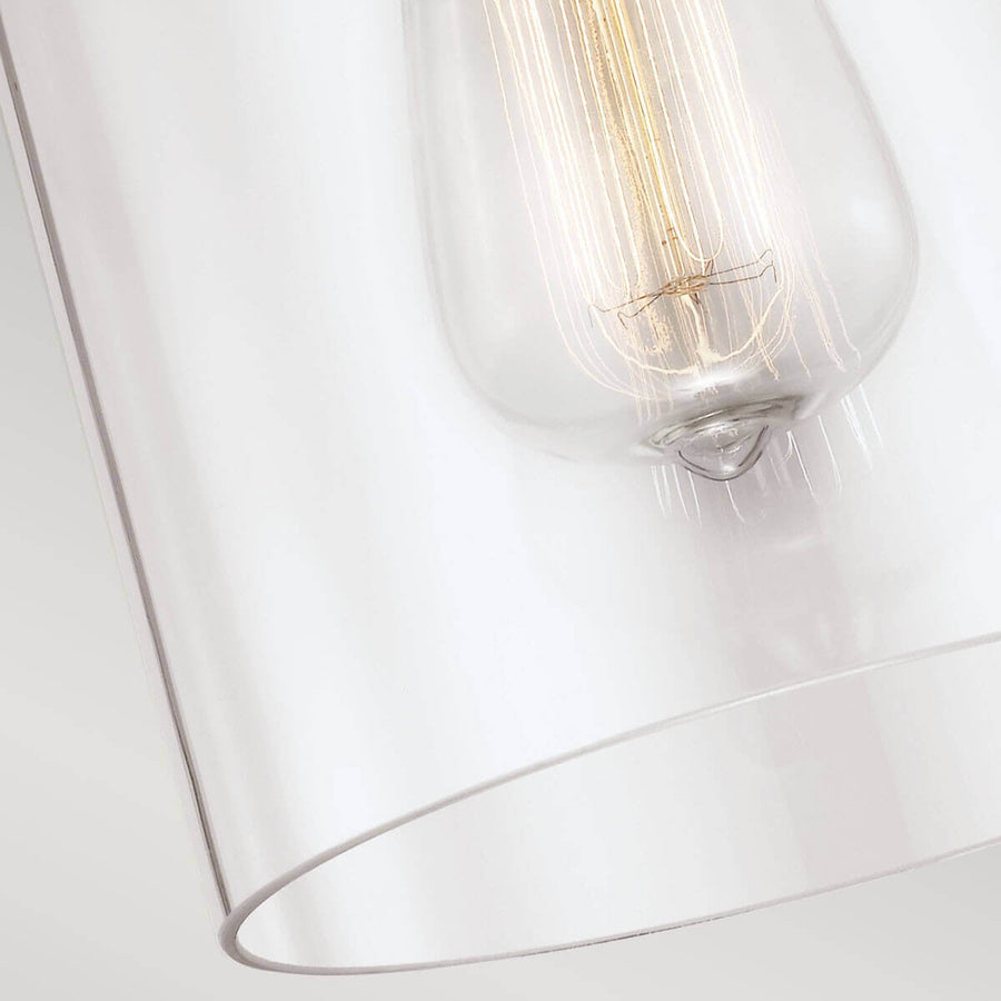 Zoom sur l'ampoule à filament doré dans le verre transparent